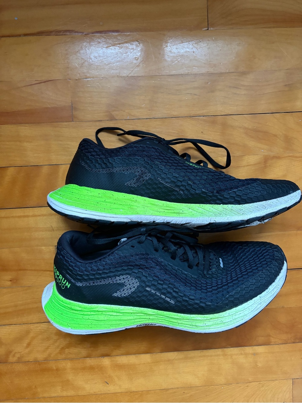 Men's Running Shoes - Black with Neon Green Midsole KipRun KD 500